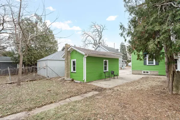 1230 Bay Shore Dr, Oshkosh, WI 54901