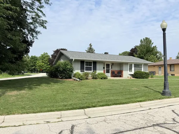 232 Crestwood Dr, Sheboygan Falls, WI 53085