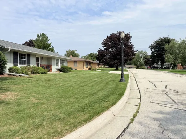 232 Crestwood Dr, Sheboygan Falls, WI 53085