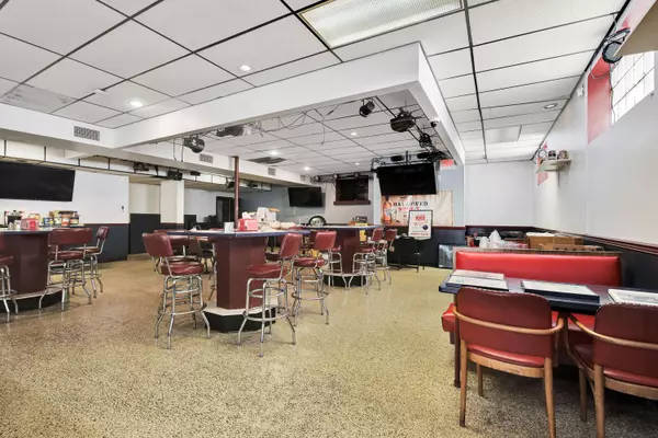 11 S Main St, Hartford, WI 53027