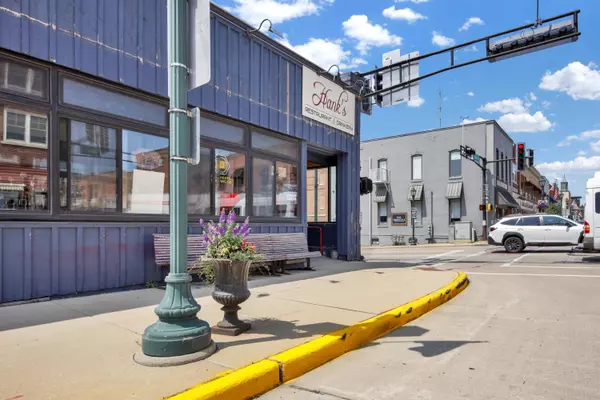 11 S Main St, Hartford, WI 53027