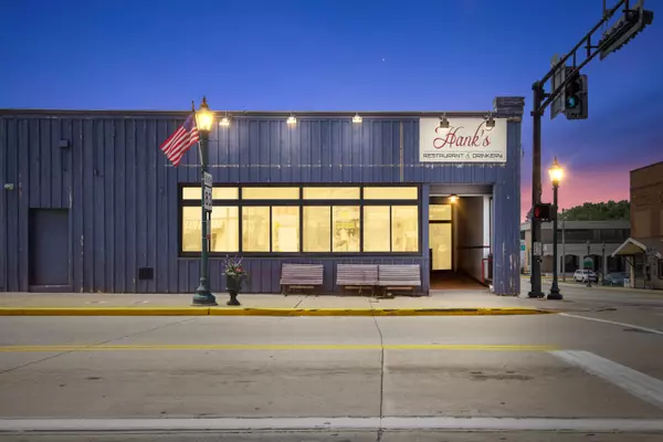 11 S Main St, Hartford, WI 53027