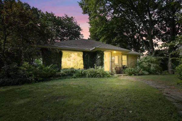 N87W15717 Kenwood Blvd, Menomonee Falls, WI 53051