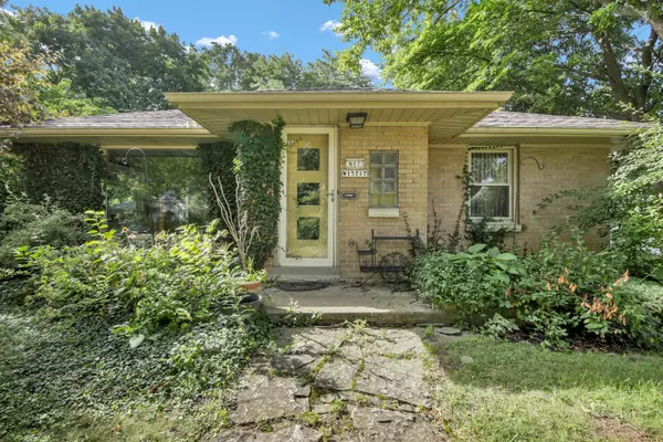 N87W15717 Kenwood Blvd, Menomonee Falls, WI 53051