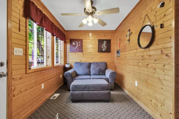 7337 N Vine St, Lannon, WI 53046