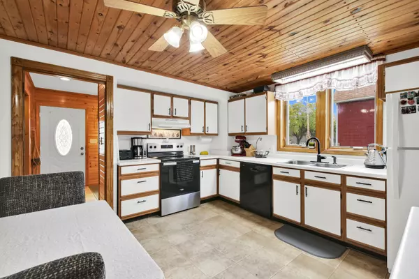 7337 N Vine St, Lannon, WI 53046