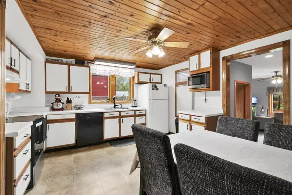 7337 N Vine St, Lannon, WI 53046