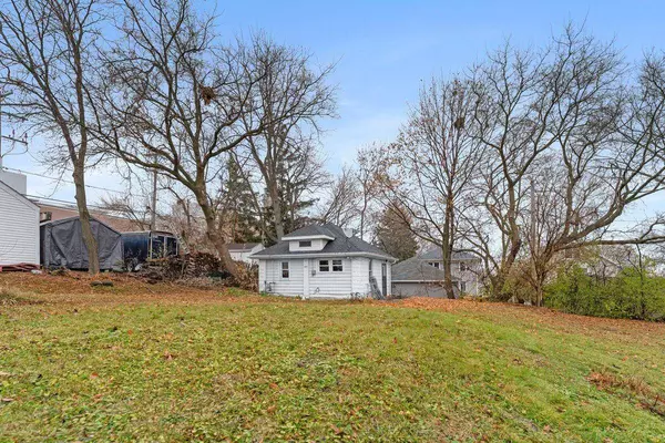 407 Greenwood Ave, Waukesha, WI 53188