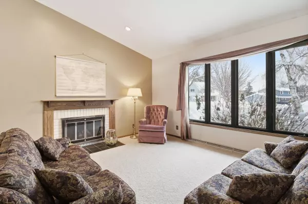 1325 Stirling Ct, West Bend, WI 53095