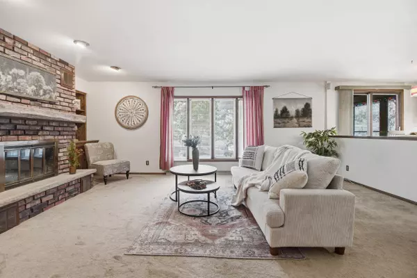 1325 Stirling Ct, West Bend, WI 53095