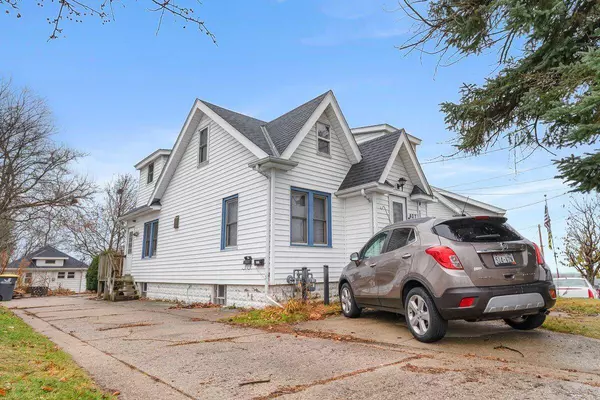 407 Greenwood Ave, Waukesha, WI 53188