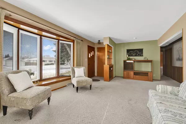 W147N8368 Manchester Dr, Menomonee Falls, WI 53051