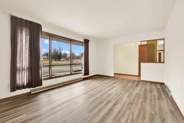 1621 Woodridge Rd, West Bend, WI 53095