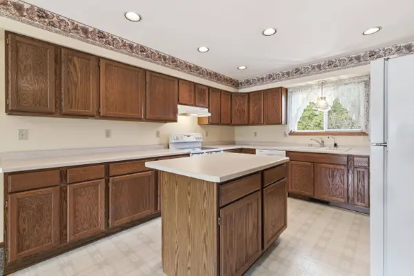 496 Glacier Pass, Slinger, WI 53086