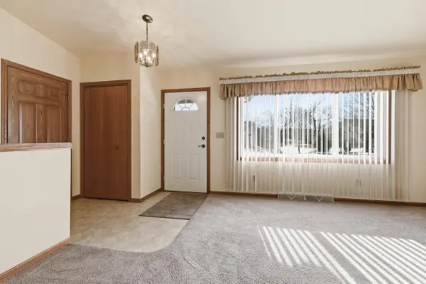 496 Glacier Pass, Slinger, WI 53086