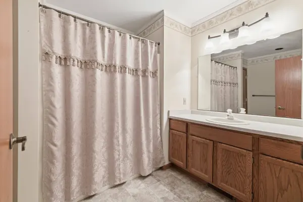 496 Glacier Pass, Slinger, WI 53086