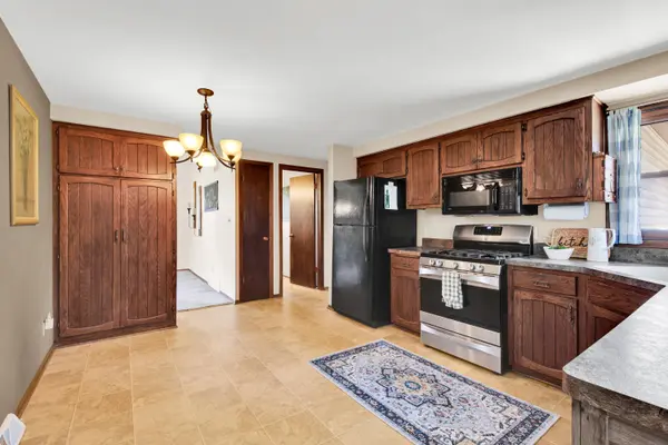 W214N10404 Oak Ln, Germantown, WI 53022