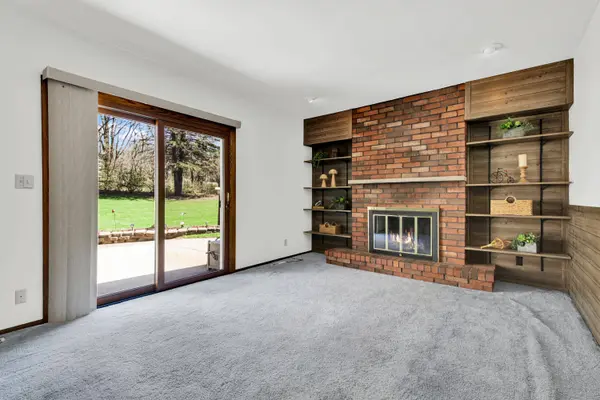 W214N10404 Oak Ln, Germantown, WI 53022