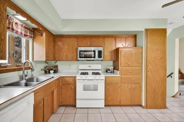 W174N9433 Devon Wood Rd, Menomonee Falls, WI 53051