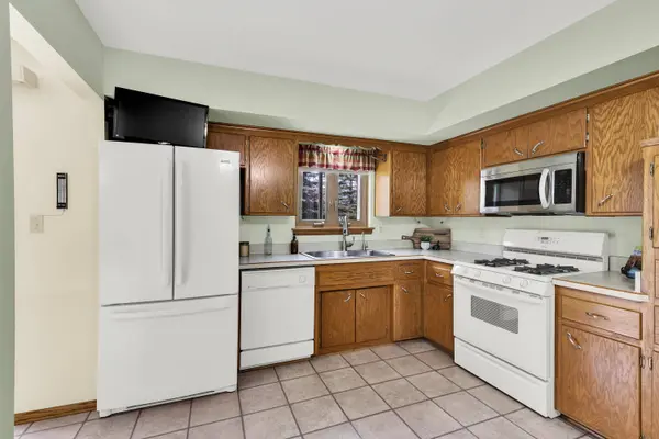 W174N9433 Devon Wood Rd, Menomonee Falls, WI 53051