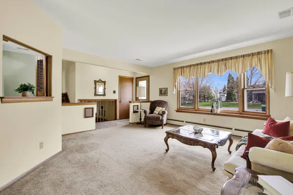 W174N9433 Devon Wood Rd, Menomonee Falls, WI 53051