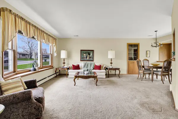 W174N9433 Devon Wood Rd, Menomonee Falls, WI 53051