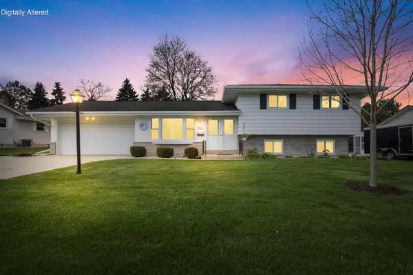 W174N9433 Devon Wood Rd, Menomonee Falls, WI 53051