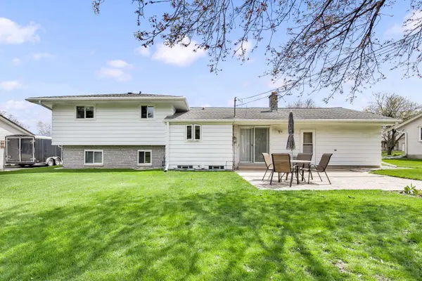 W174N9433 Devon Wood Rd, Menomonee Falls, WI 53051