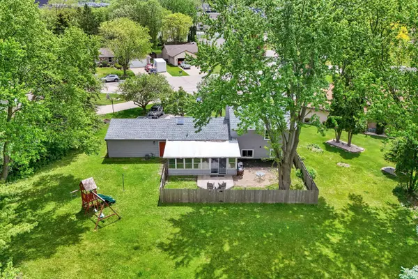 W233N6477 Kneiske Dr, Sussex, WI 53089