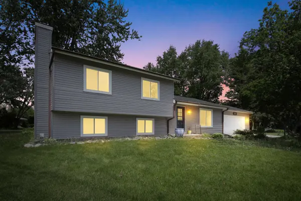 W233N6477 Kneiske Dr, Sussex, WI 53089