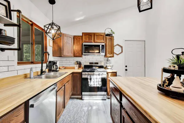 W233N6477 Kneiske Dr, Sussex, WI 53089