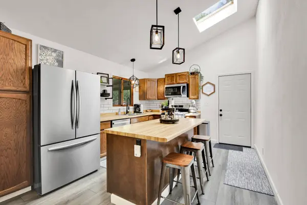 W233N6477 Kneiske Dr, Sussex, WI 53089