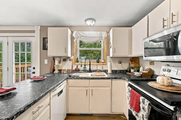 942 Wheelock Ave, Hartford, WI 53027
