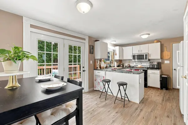 942 Wheelock Ave, Hartford, WI 53027