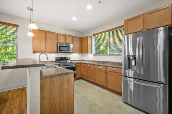 8485 S Ashbury 101 Ln, Oak Creek, WI 53154