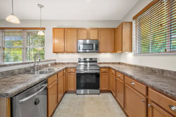 8485 S Ashbury 101 Ln, Oak Creek, WI 53154