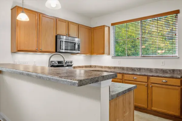 8485 S Ashbury 101 Ln, Oak Creek, WI 53154