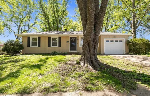 803 NW N. Summit CIR, Blue Springs, MO 64015