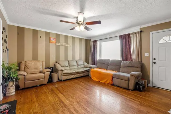 803 NW N. Summit CIR, Blue Springs, MO 64015