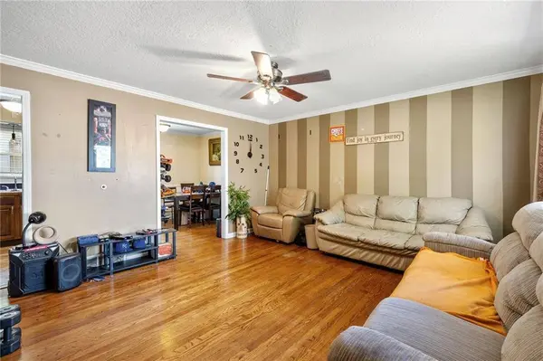 803 NW N. Summit CIR, Blue Springs, MO 64015