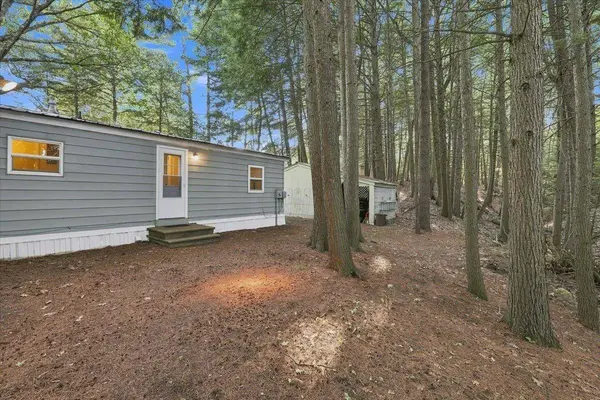 64 Evergreen LN, Hopkinton, NH 03229