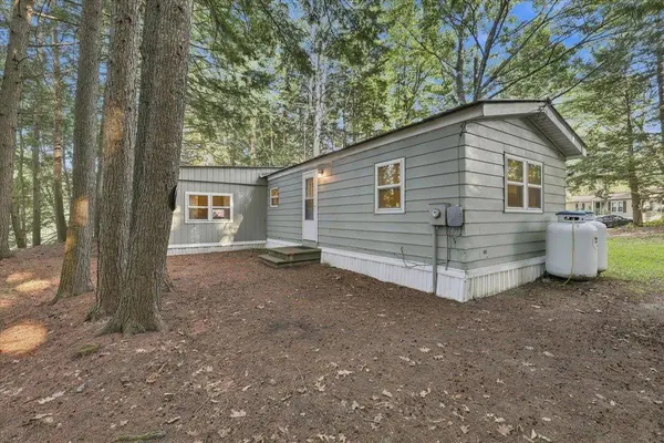 64 Evergreen LN, Hopkinton, NH 03229