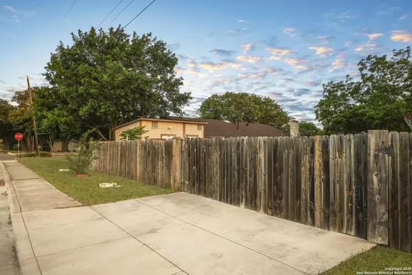 5501 Merkens Dr, San Antonio, TX 78240