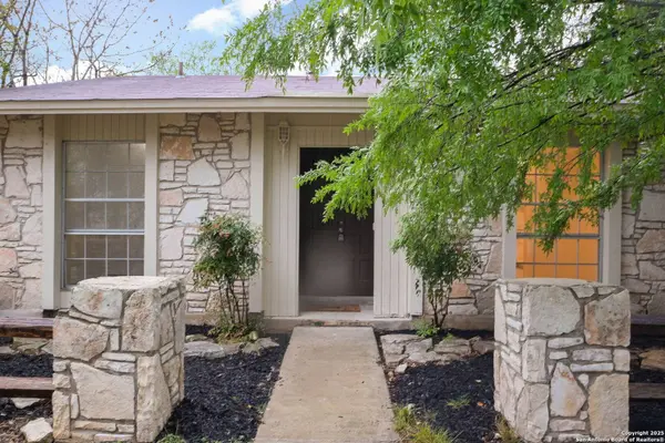 8611 Tanbark Dr, San Antonio, TX 78240