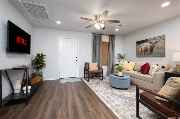 559 W Nacogdoches St, New Braunfels, TX 78130