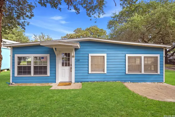 119 Palm St, Rockport, TX 78382