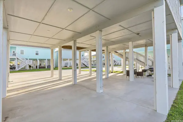 111 PARADISE DR, Rockport, TX 78382