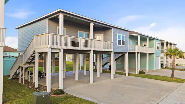 111 PARADISE DR, Rockport, TX 78382