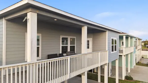111 PARADISE DR, Rockport, TX 78382