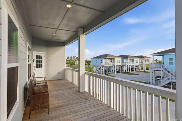 111 PARADISE DR, Rockport, TX 78382